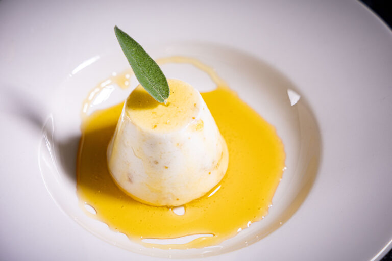 Flan de queso fresco de cabra con dátiles  y miel